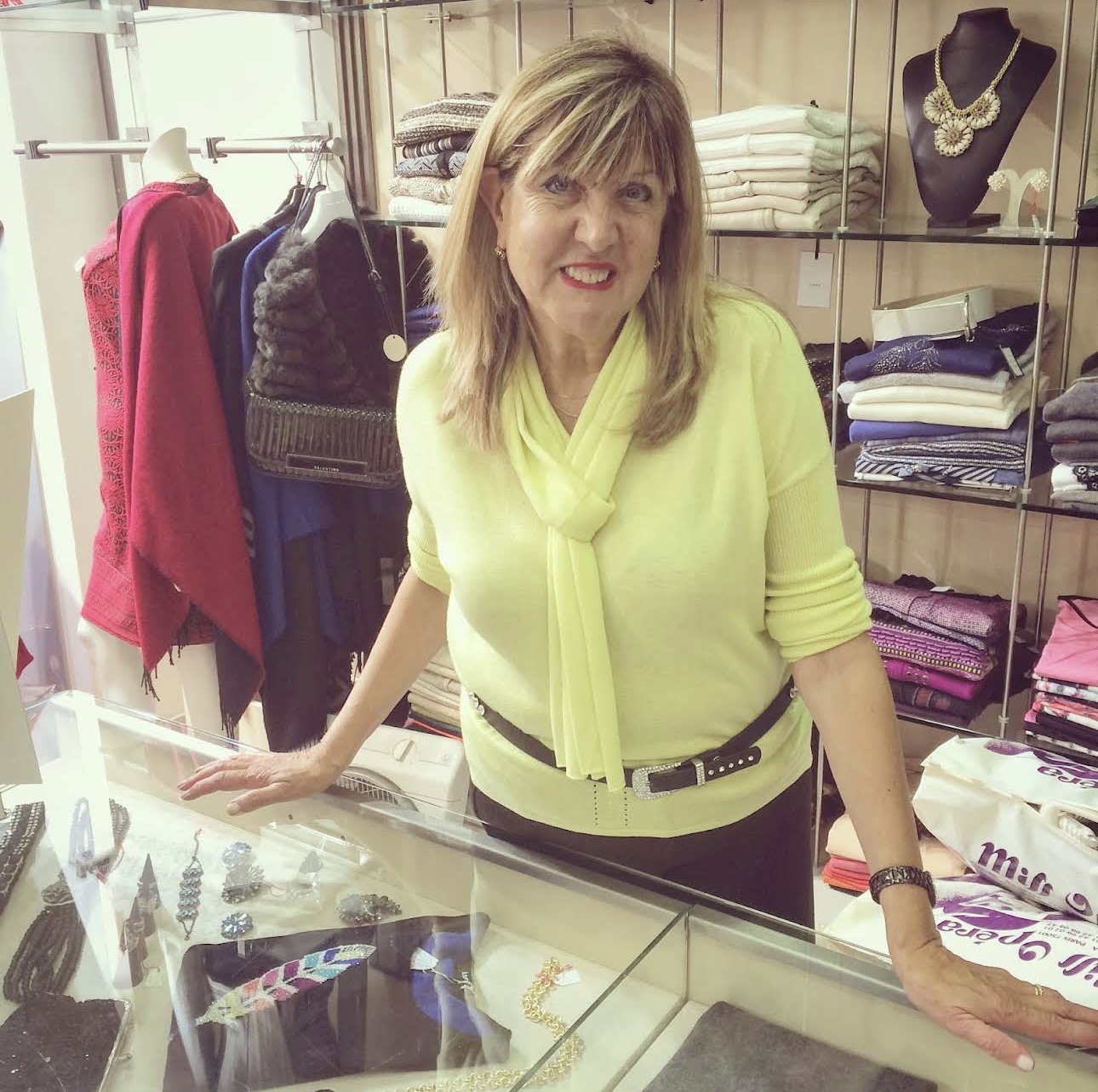 Eva，Miss Opéra 店主，在歌剧院大道的精品店内